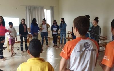 A equipe da Ação Psicossocial e Orientação Interativa Escolar (Apoie) com estudantes. (Foto: Divulgação/Governo ES)