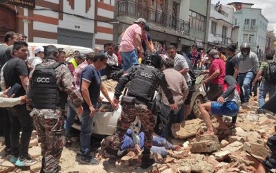 Muro caiu sobre carro e deixou uma pessoa morta em Cuenca. (Foto: Reprodução/Twitter)